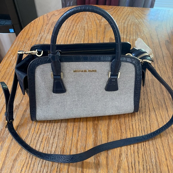 Michael Kors Medium Bag - Picture 2 of 6